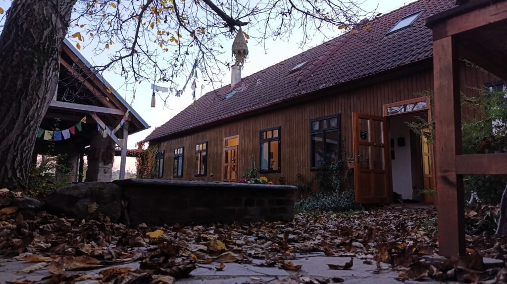 Dům s přístřeškem